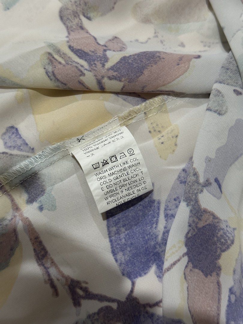 SHEIN Floral Print Button-Up Cropped Top (Category: Blouses) located in Quezon City. Submitted by gentle_le (Listing ID 1464596132, Image 2). Description: - Used 2-3x only - Lightweight button-up shirt - Relaxed fit - Short sleeves - Made from 100% Viscose - Easy to style for a casual look - Great for warmer weather Original price: ₱350+.