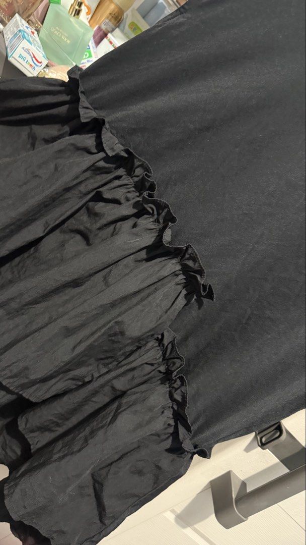 Shein Friful Asymmetrical Top (Category: Blouses) located in Quezon City. Submitted by dinesaur (Listing ID 1464686712, Image 3). Description: Up to large.