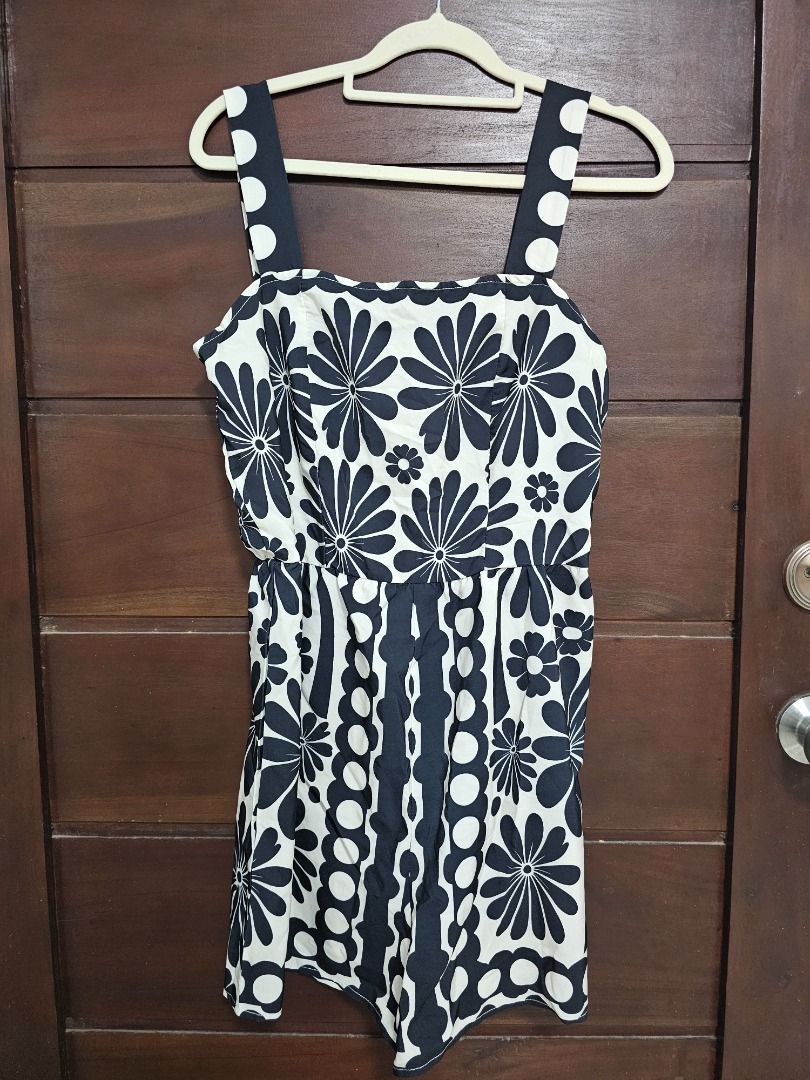Shein romper (Category: Rompers) located in Los Banos. Submitted by itsmecathey (Listing ID 1464753769, Image 1). Description: Can fit M-L.