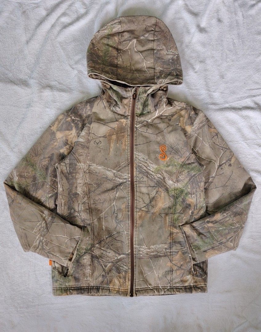 Sherwin Ratilla (Category: Coats, Jackets and Outerwear) located in Manila. Submitted by another_wear31. (Listing ID 1464571561, Image 1). Description: No issue.