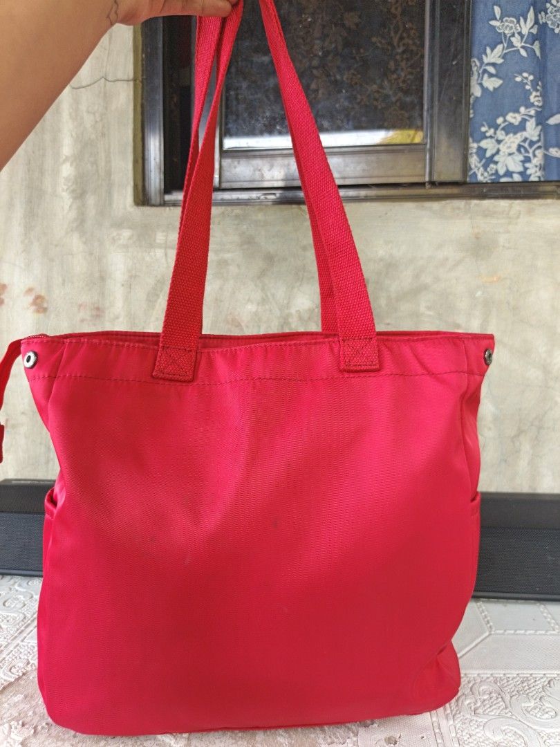 Shruee tote bag (Category: Tote Bags) located in Manila. Submitted by ukay-ukaybylyn (Listing ID 1464646069, Image 2). Description: super tibay neto promises makapal medium size pwede sya mommy's bag.