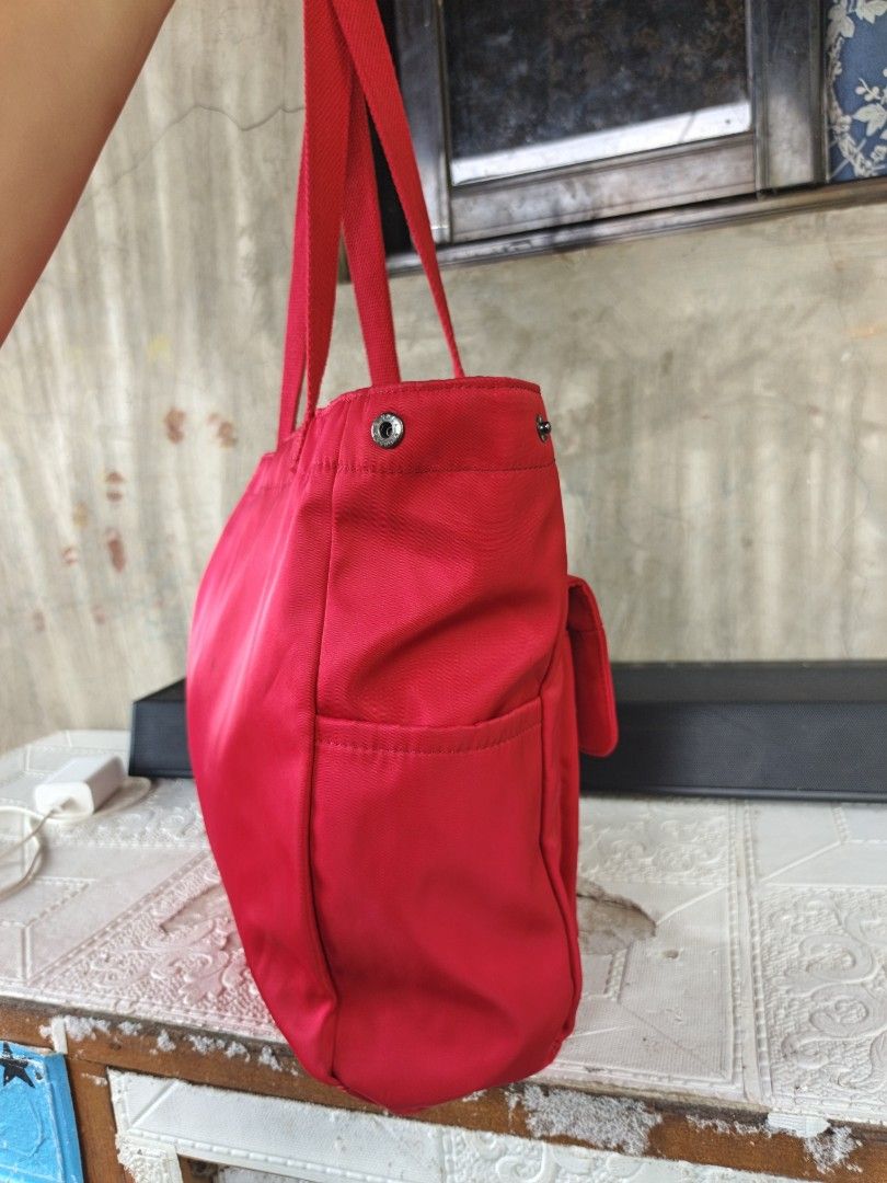 Shruee tote bag (Category: Tote Bags) located in Manila. Submitted by ukay-ukaybylyn (Listing ID 1464646069, Image 3). Description: super tibay neto promises makapal medium size pwede sya mommy's bag.