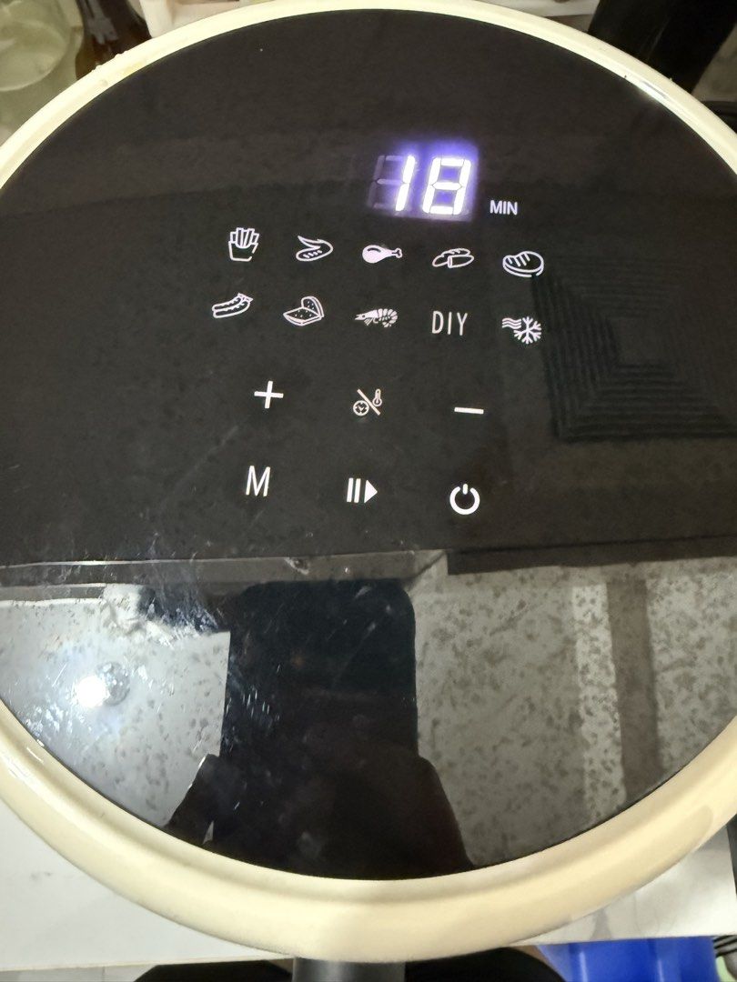 Simplus Air Fryer KQZG017 (Category: Fryers) located in Manila. Submitted by missmong13 (Listing ID 1464696328, Image 3). Description: Capacity: 3.5L Used for 2 times RFS: too big for my countertop; not enough space.