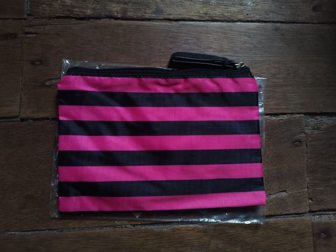 Simply Pretty Handy Pouch (Category: Purses & Pouches) located in Cavite. Submitted by plorb (Listing ID 1464590552, Image 2). Description: Simply Pretty Handy Pouch Brand: Avon Condition: New, unused ₱200.