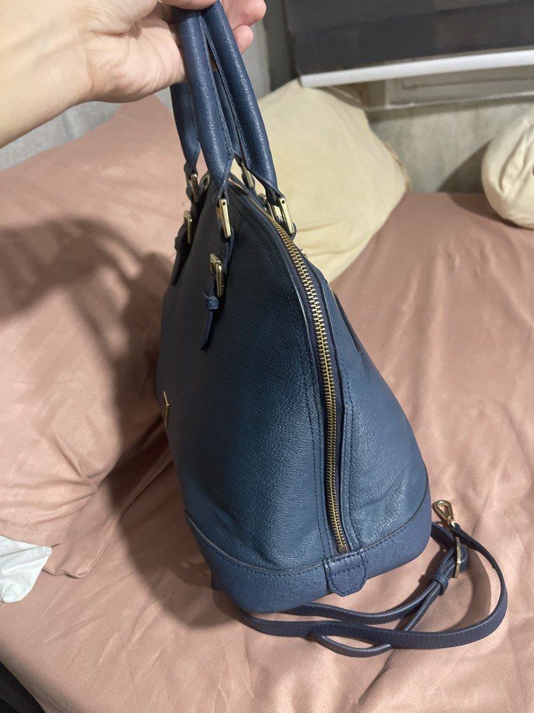 Sisley hand bag with sling (Category: Shoulder Bags) located in Ilagan. Submitted by directogel43648 (Listing ID 1464633579, Image 2). Description: Good as new .
