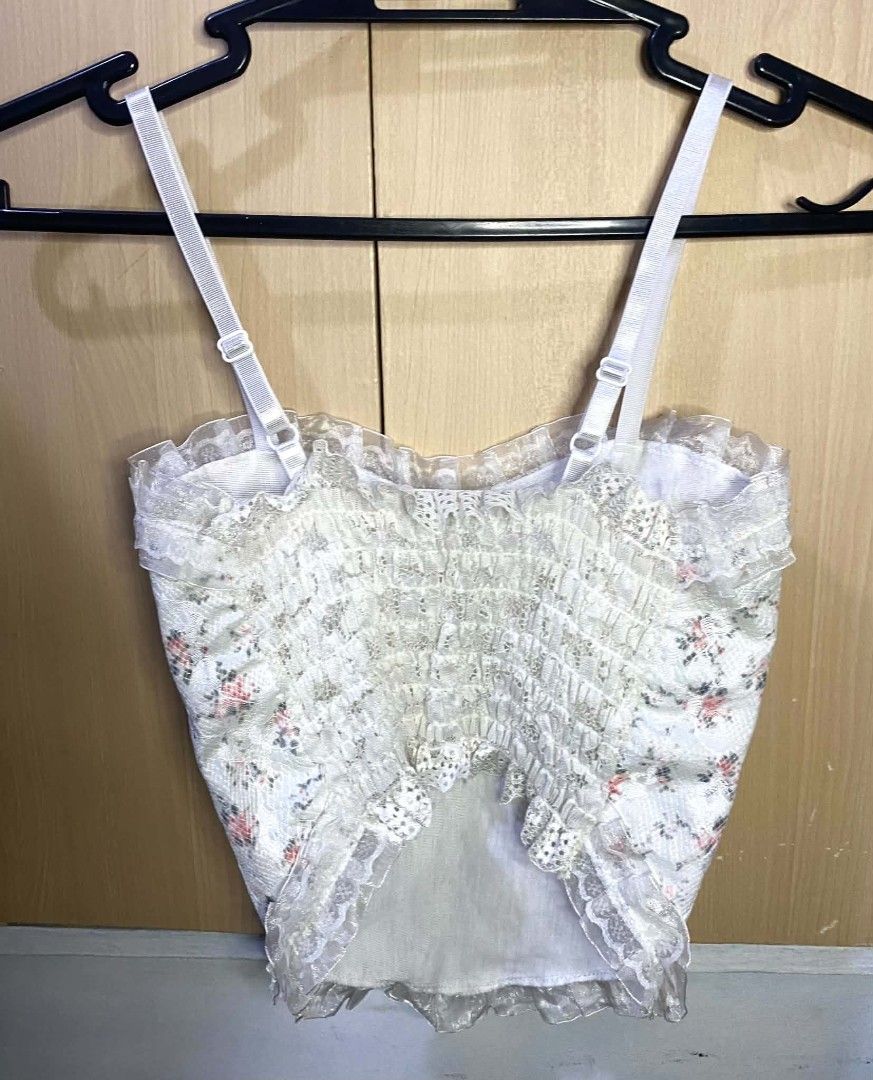 Floral Padded Sleeveless Top (Category: Sleeveless) located in Las Pinas. Submitted by modemnl (Listing ID 1464736108, Image 3). Description: Size: XS-Small | Color: White A pretty and feminine floral sleeveless top featuring built-in padding and adjustable straps for a comfortable and customizable fit. Perfect for creating an effortless, stylish look. -Beautiful floral print -Built-in padded cups -Adjustable straps -Comfortable and flattering fi