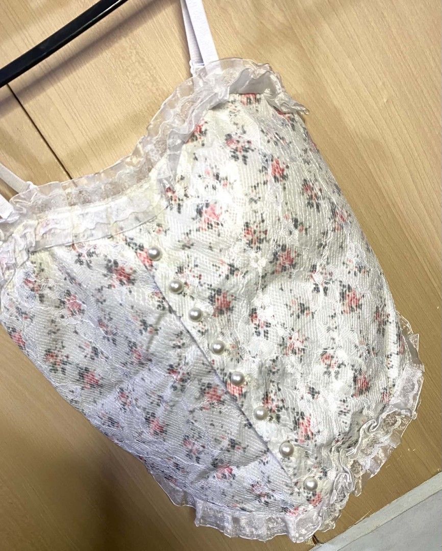 Floral Padded Sleeveless Top (Category: Sleeveless) located in Las Pinas. Submitted by modemnl (Listing ID 1464736108, Image 2). Description: Size: XS-Small | Color: White A pretty and feminine floral sleeveless top featuring built-in padding and adjustable straps for a comfortable and customizable fit. Perfect for creating an effortless, stylish look. -Beautiful floral print -Built-in padded cups -Adjustable straps -Comfortable and flattering fi