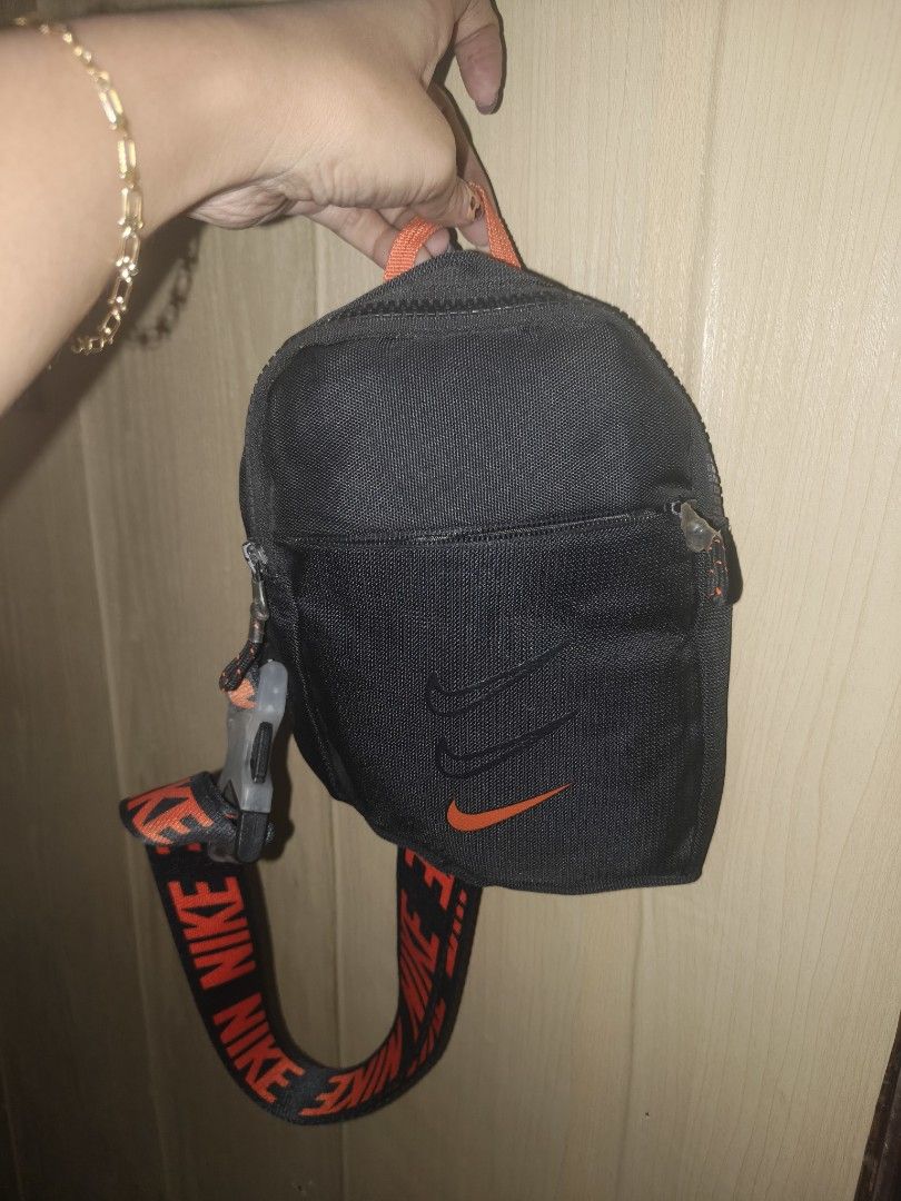 SLING BAG (Category: Sling Bags) located in Caloocan City. Submitted by cs.clickandshop (Listing ID 1464769127, Image 3). Description: preloved no issue like new.