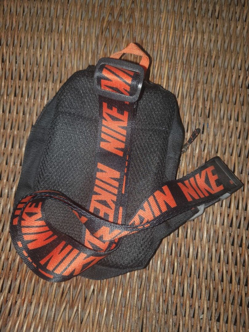 SLING BAG (Category: Sling Bags) located in Caloocan City. Submitted by cs.clickandshop (Listing ID 1464769127, Image 2). Description: preloved no issue like new.