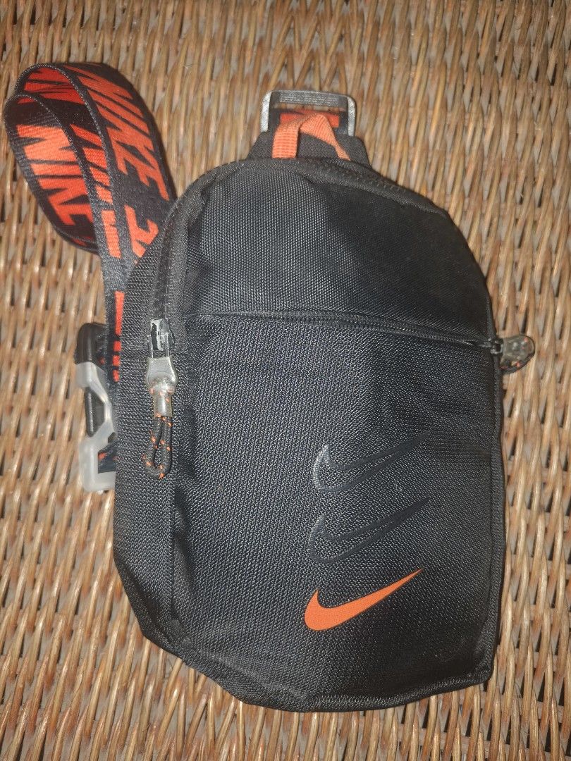 SLING BAG (Category: Sling Bags) located in Caloocan City. Submitted by cs.clickandshop (Listing ID 1464769127, Image 1). Description: preloved no issue like new.