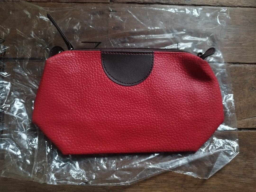Soft Musk Triple Compartment Wristlet Pouch (Category: Purses & Pouches) located in Cavite. Submitted by plorb (Listing ID 1464592454, Image 1). Description: Soft Musk Triple Compartment Wristlet Pouch Brand: Avon Condition: New, unused ₱200.