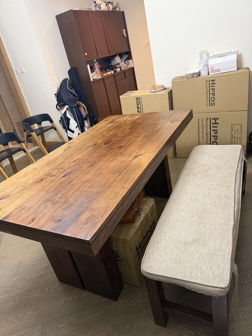 Solid wood dining table bench （分類：桌子）位於 Hong Kong。 由 charlotteleelee 提交（商品編號 1464706813，圖片 3）。簡介： 美國頂級胡桃木長櫈, 實木實淨 可跟Cushion ，亦可拆 大埔白石角自取 (枱已hold) 。