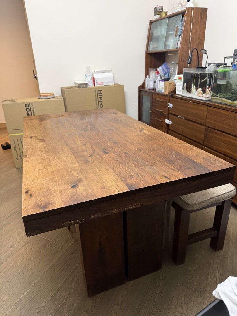 Solid wood dining table bench （分類：桌子）位於 Hong Kong。 由 charlotteleelee 提交（商品編號 1464706813，圖片 1）。簡介： 美國頂級胡桃木長櫈, 實木實淨 可跟Cushion ，亦可拆 大埔白石角自取 (枱已hold) 。