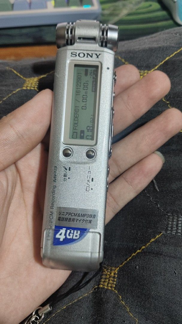 Sony 4GB Digital Voice Recorder (Category: Voice Recorders) located in Baguio. Submitted by maryhazel.22 (Listing ID 1464713565, Image 2). Description: - Brand: Sony Digital Voice Recorder - Storage: 4GB capacity - Formats: Records Linear PCM and MP3 - Audio: Built-in speaker and top stereo microphone - Power: Uses standard AAA batteries - Extras: Integrated pocket clip with tripod mount - Condition: Works great, screen turns on normally -as is n