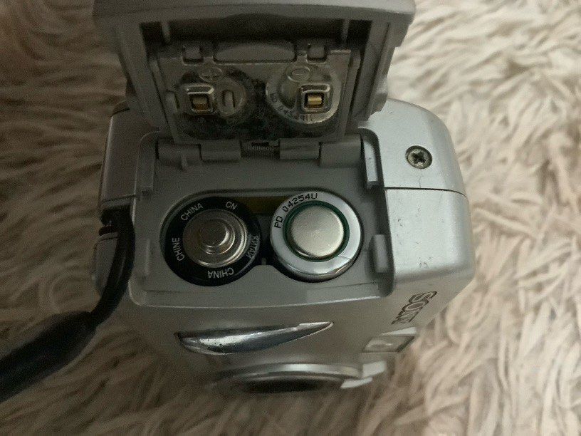 Sony Cybershot DSC P32 (Category: Cameras) located in Manila. Submitted by ilavghibli (Listing ID 1464727342, Image 3). Description: Negotiable Has working AA battery but broken memory card, can buy on the orange app. Needs repair for the lens because its jammed. I can meetup or deliver .