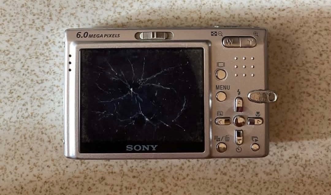 Sony Cybershot DSC-T9 UNTESTED (Category: Cameras) located in Manila. Submitted by alijfloresca (Listing ID 1464628683, Image 2). Description: - Sony Cybershot DSC-T9 - Body has some scuff marks - Sold as is Unit only.