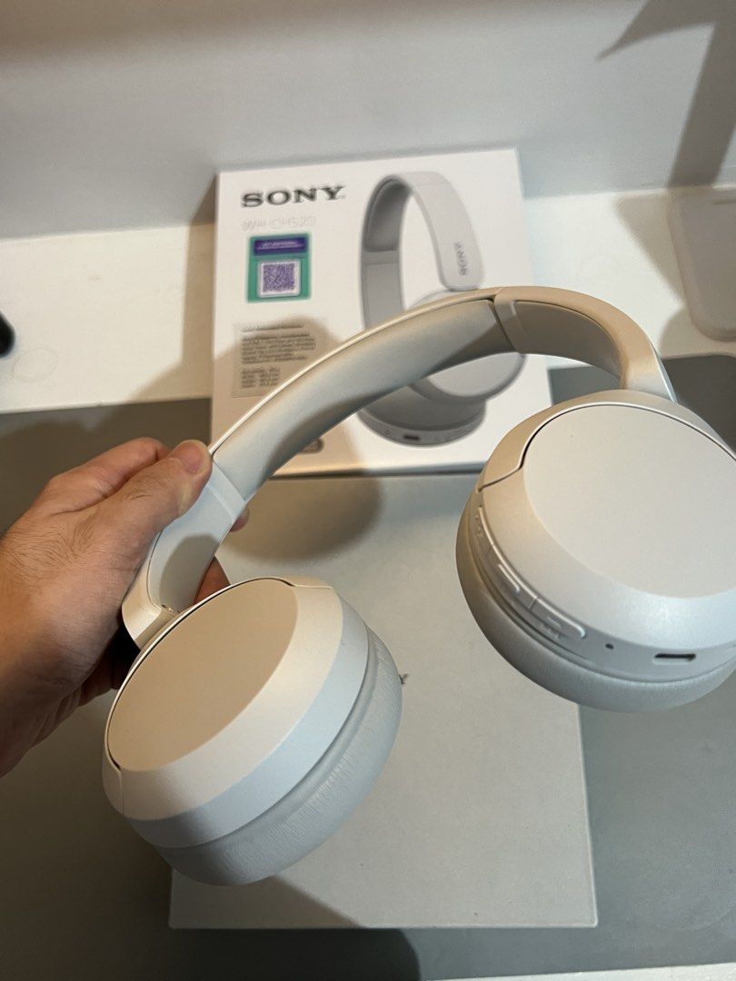 Sony WH-CH520 Wireless Headphones (Category: Headphones & Headsets) located in Mandaluyong City. Submitted by tin_lim25548 (Listing ID 1464698329, Image 3). Description: - Model: Sony WH-CH520 Wireless Headphones (White) - Condition: Like new - Battery Life: Up to 50 hours on a single charge - Features: Multipoint connection (pairs 2 devices) and built-in mic for calls - Inclusions: Original box, manual, and official receipt (dated April 2026) - 