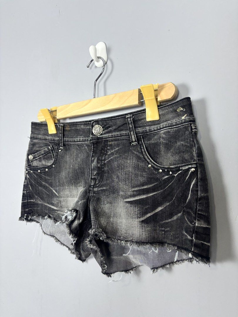 SOUTHPOLE Y2K short (Category: Shorts) located in Mabalacat. Submitted by doughnutthrift (Listing ID 1464663150, Image 2). Description: SOUTHPOLE Y2K short Excellent condition W- 32” L- 10” No issues.