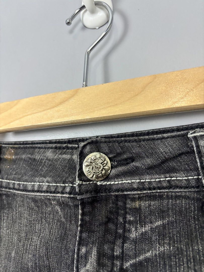 SOUTHPOLE Y2K short (Category: Shorts) located in Mabalacat. Submitted by doughnutthrift (Listing ID 1464663150, Image 3). Description: SOUTHPOLE Y2K short Excellent condition W- 32” L- 10” No issues.