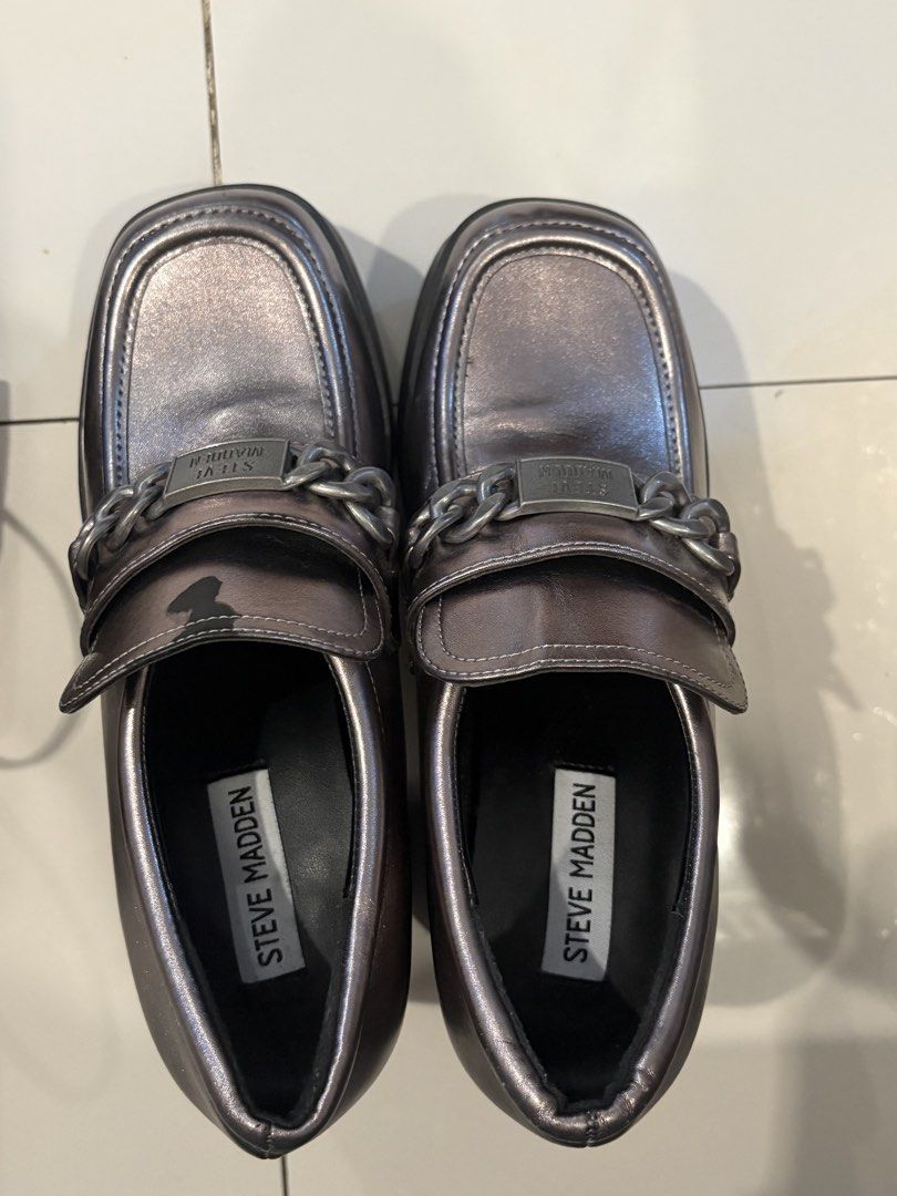 Steve Madden Liberate Grey Pumps (Category: Wedges) located in Manila. Submitted by itschristnotkris (Listing ID 1464636157, Image 1). Description: Honest flaw. See photo. It’s an ink drop can be removed. Brand new. 38.5 size .
