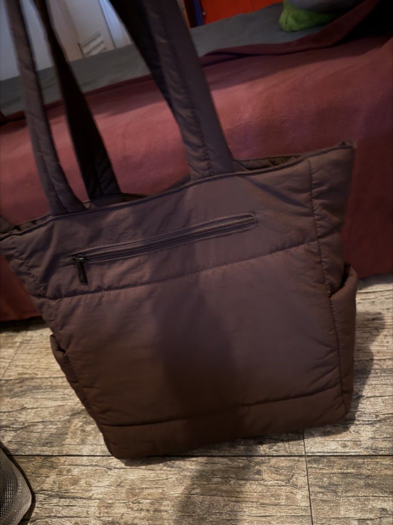 Straightforward Shouldbag (Category: Shoulder Bags) located in Las Pinas. Submitted by thedailydropx (Listing ID 1464587369, Image 2). Description: .