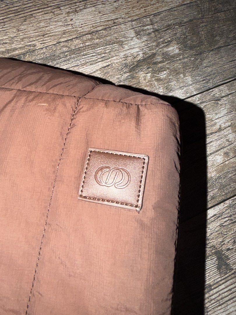 Straightforward Shouldbag (Category: Shoulder Bags) located in Las Pinas. Submitted by thedailydropx (Listing ID 1464587369, Image 3). Description: .