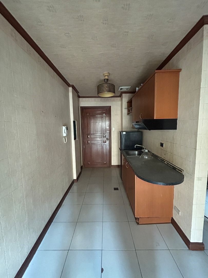 Studio Unit For Sale in Antel Platinum Tower (Category: Apartments & Condos) located in Makati City. Submitted by zachpe.toprealty (Listing ID 1464597703, Image 3). Description: ANTEL PLATINUM TOWER — STUDIO IN MAKATI SPACIOUS 32.7 SQM STUDIO WITH CLEAN TITLE A semi-furnished studio unit at Antel Platinum Tower in Makati City, offering 32.7 sqm of floor area on the 15th floor and priced at ₱5M gross. PROPERTY DETAILS ▫️ Property Code: DS881811 ▫️