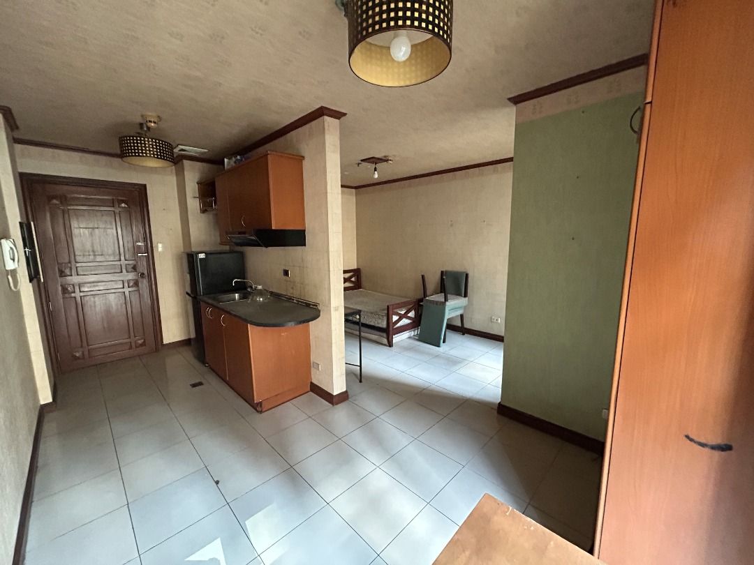 Studio Unit For Sale in Antel Platinum Tower (Category: Apartments & Condos) located in Makati City. Submitted by zachpe.toprealty (Listing ID 1464597703, Image 1). Description: ANTEL PLATINUM TOWER — STUDIO IN MAKATI SPACIOUS 32.7 SQM STUDIO WITH CLEAN TITLE A semi-furnished studio unit at Antel Platinum Tower in Makati City, offering 32.7 sqm of floor area on the 15th floor and priced at ₱5M gross. PROPERTY DETAILS ▫️ Property Code: DS881811 ▫️