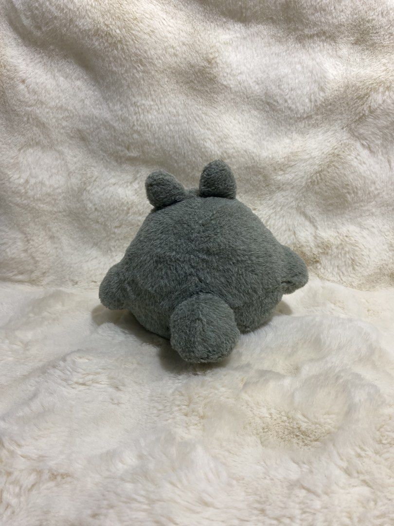 Sun Arrow’ Smiling Totoro plush (Category: Plushies & Soft Toys) located in Kalibo. Submitted by ollie_stuffshop (Listing ID 1464576299, Image 3). Description: 16cm x 19cm Before you send your inquiries: ❗️Last Price is already posted ❗️Manage your expectations, WYSIWYG ❗️May need washing ❗️Dropoff is every Wednesday & Sunday.