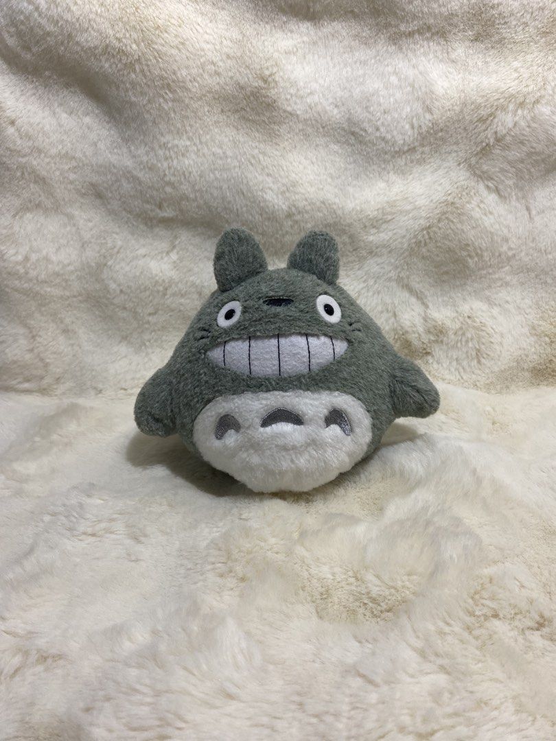 Sun Arrow’ Smiling Totoro plush (Category: Plushies & Soft Toys) located in Kalibo. Submitted by ollie_stuffshop (Listing ID 1464576299, Image 1). Description: 16cm x 19cm Before you send your inquiries: ❗️Last Price is already posted ❗️Manage your expectations, WYSIWYG ❗️May need washing ❗️Dropoff is every Wednesday & Sunday.