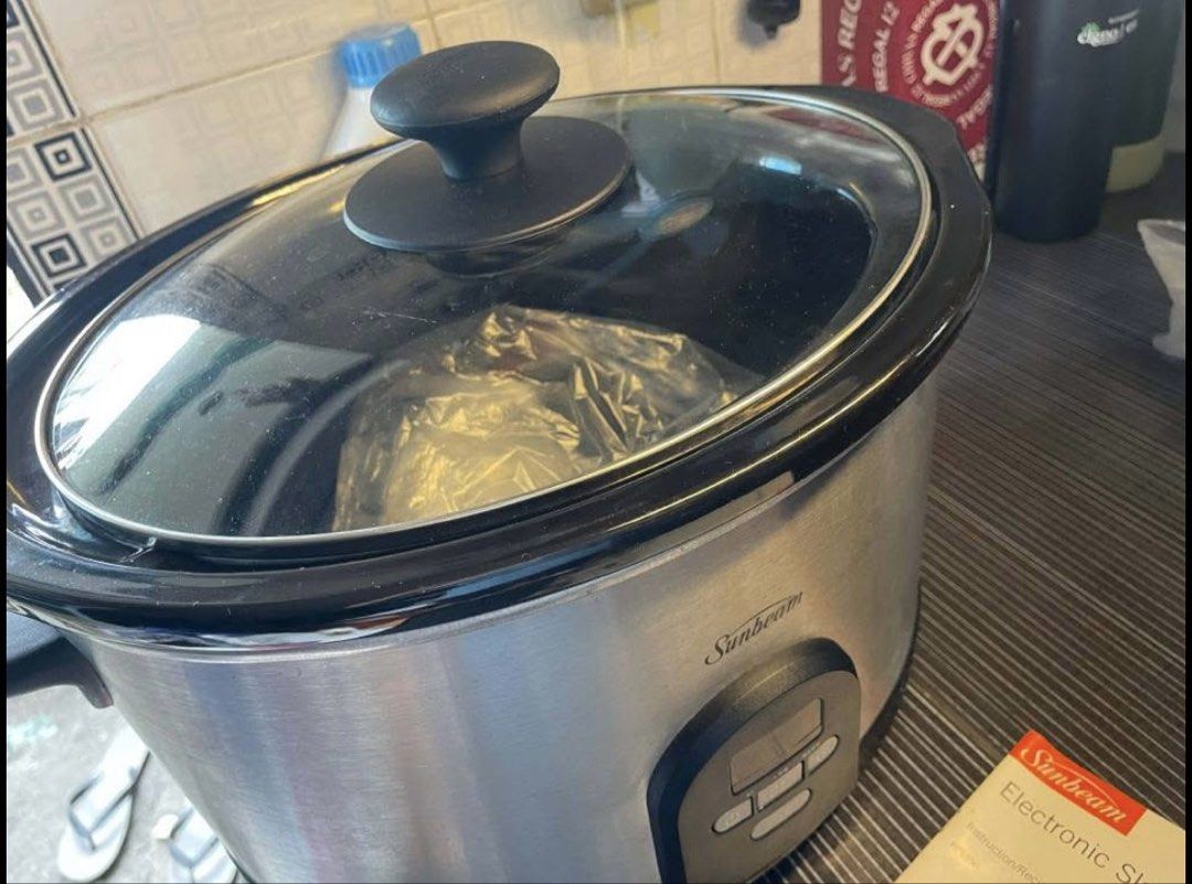 Sunbeam Slow Cooker (Category: Cookers) located in Manila. Submitted by peansandtobs (Listing ID 1464695142, Image 2). Description: Used like new used once Sf m s/o by the buyer Gcash/Cash payment first Can do meet up or pick up.