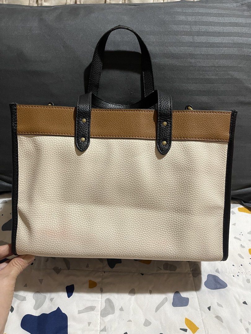 Super Sale Coach Dempsey (Category: Tote Bags) located in Quezon City. Submitted by donnabelle7572 (Listing ID 1464684342, Image 2). Description: ✨✨Please Read carefully.. 📌📌Last Price Super Sale 📌📌Size- Length-12" width- 6" height-8.5" 📌📌 Condition-well used Yun handle 📌📌 Flaws- Rubber lining sa handle not intact. May minimal color transfer at the back and change sling( Hermes sling) 📌📌Letting go of some of my bags ,wallets and clothes