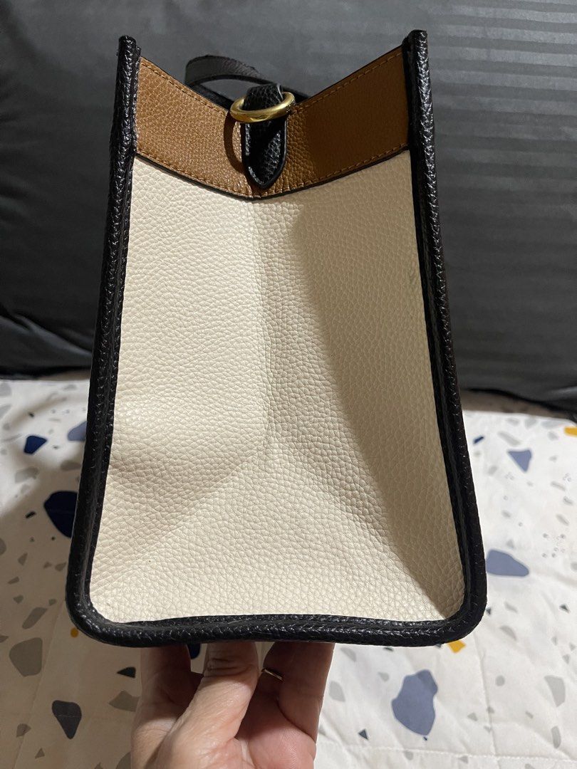 Super Sale Coach Dempsey (Category: Tote Bags) located in Quezon City. Submitted by donnabelle7572 (Listing ID 1464684342, Image 3). Description: ✨✨Please Read carefully.. 📌📌Last Price Super Sale 📌📌Size- Length-12" width- 6" height-8.5" 📌📌 Condition-well used Yun handle 📌📌 Flaws- Rubber lining sa handle not intact. May minimal color transfer at the back and change sling( Hermes sling) 📌📌Letting go of some of my bags ,wallets and clothes