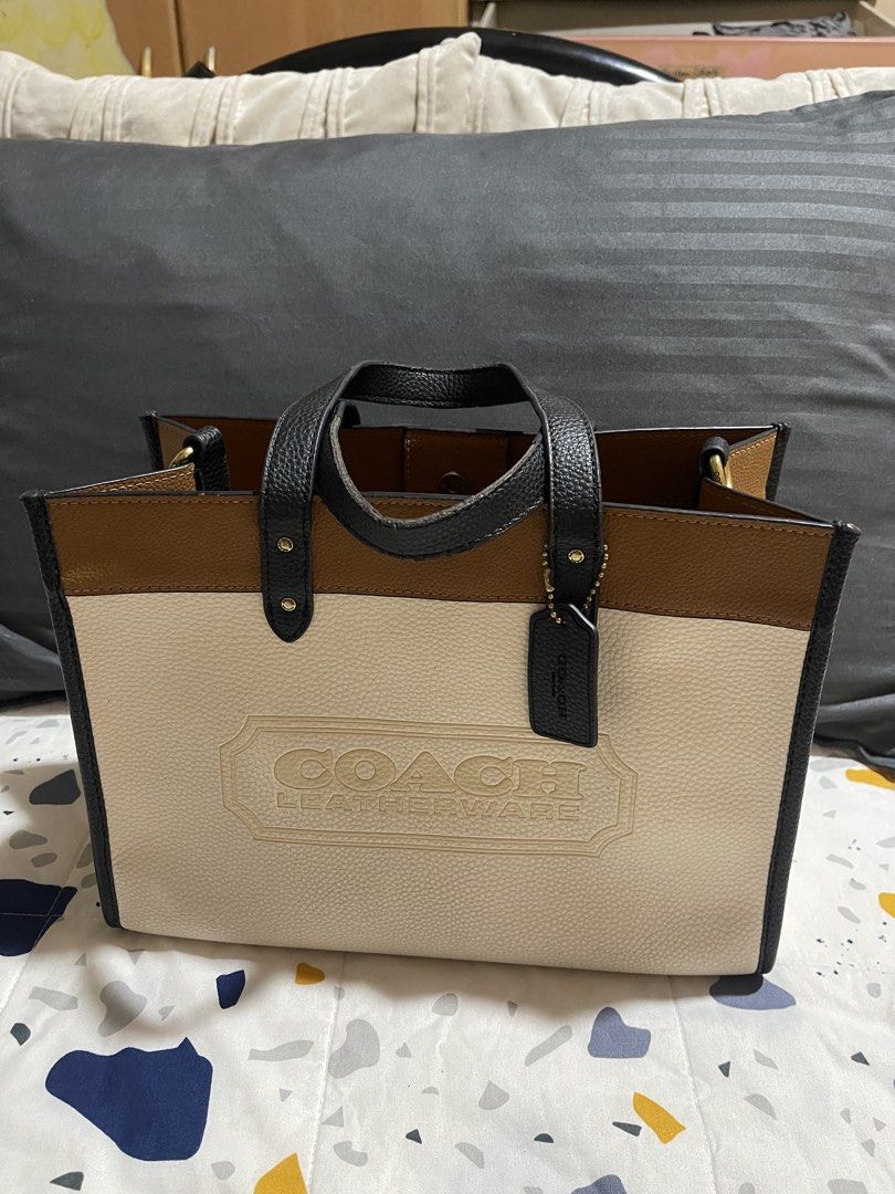 Super Sale Coach Dempsey (Category: Tote Bags) located in Quezon City. Submitted by donnabelle7572 (Listing ID 1464684342, Image 1). Description: ✨✨Please Read carefully.. 📌📌Last Price Super Sale 📌📌Size- Length-12" width- 6" height-8.5" 📌📌 Condition-well used Yun handle 📌📌 Flaws- Rubber lining sa handle not intact. May minimal color transfer at the back and change sling( Hermes sling) 📌📌Letting go of some of my bags ,wallets and clothes