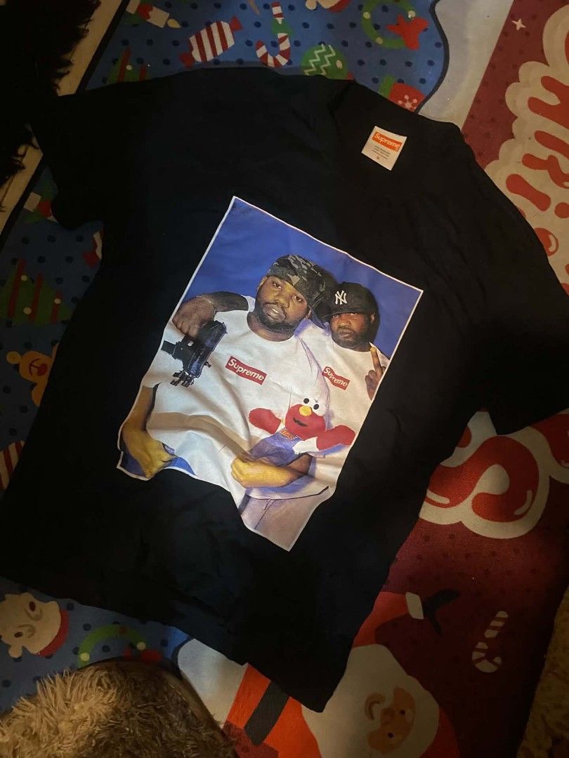 Supreme Raekwon Photo Tee 🎤 (Category: Formal Shirts) located in Manila. Submitted by silentfire.0278a5 (Listing ID 1464691764, Image 1). Description: Supreme Raekwon Photo Tee 🎤🔥 • Size: Small • Condition: Used 1x / No issues, extremely fresh • Price: ₱699 + SF 📍 DM for measurements, extra pics, or shipping details!.