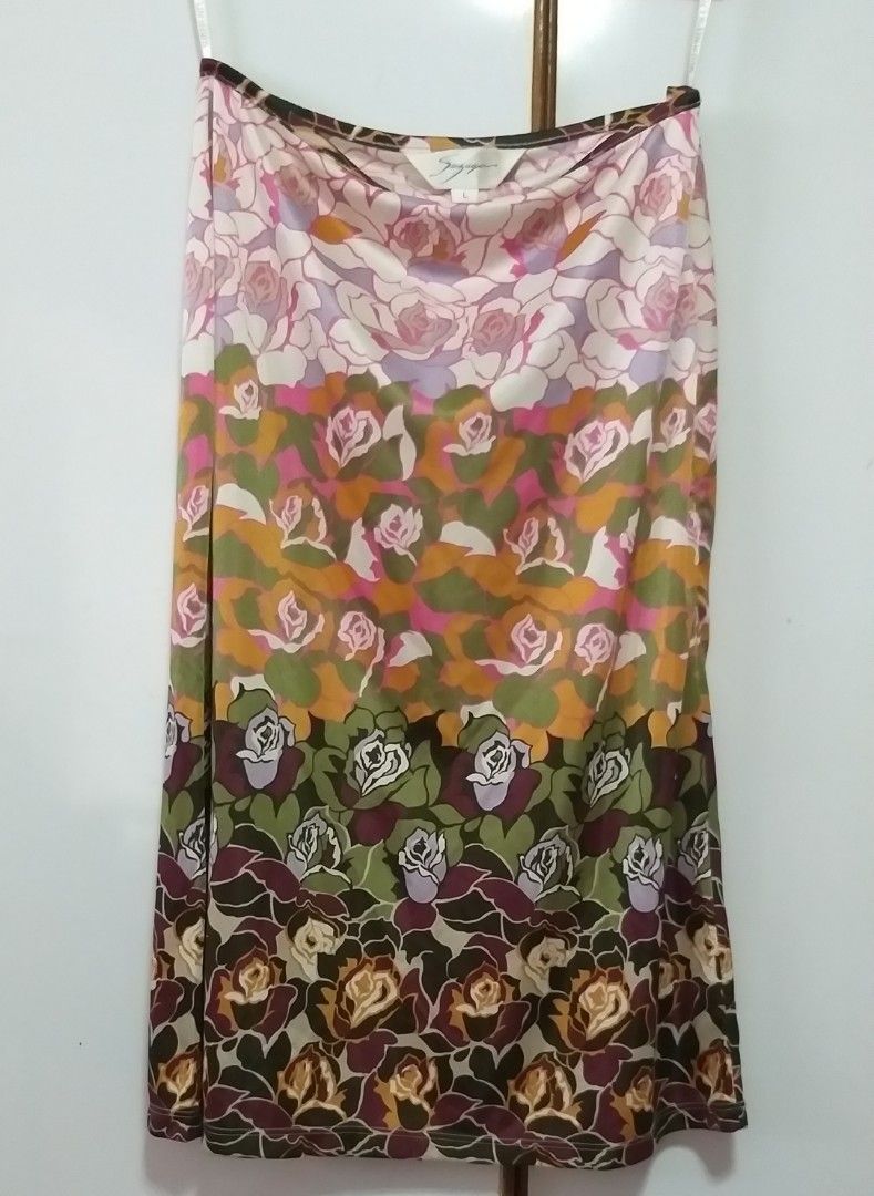 SUZUYA Printed Skirt (M) (Category: Skirts) located in Dumaguete. Submitted by chicbutterfly (Listing ID 1464580749, Image 1). Description: SUZUYA Printed Skirt in excellent condition Large on tag fits Medium frame knee length side zipper closure 100% Polyester Payment: GCASH or BPI Shipping: JnT Express Thank You & Happy Shopping!😊.