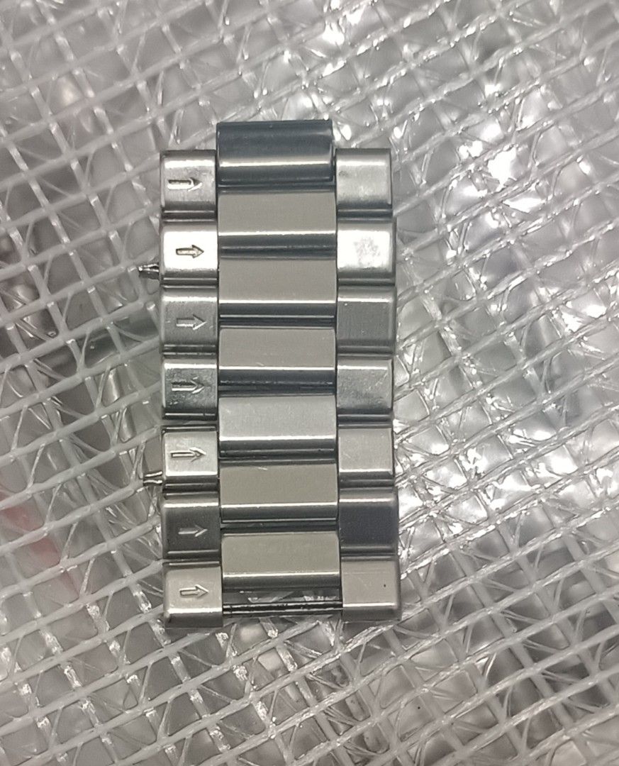 TAG Heuer midsize stainless extra links for 2000 or 3000 (Category: Women's Watches) located in Cavite. Submitted by mb7_0 (Listing ID 1464670294, Image 2). Description: good for 18mm lug size 850 per link.