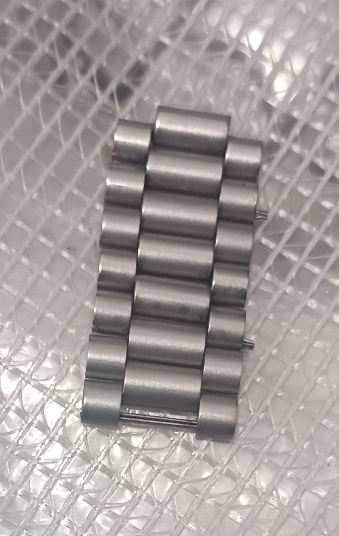 TAG Heuer midsize stainless extra links for 2000 or 3000 (Category: Women's Watches) located in Cavite. Submitted by mb7_0 (Listing ID 1464670294, Image 1). Description: good for 18mm lug size 850 per link.