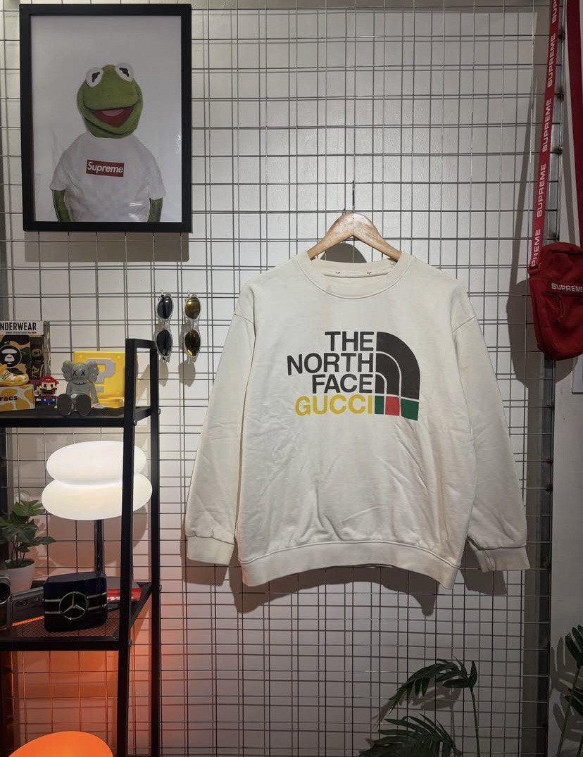 The North Face x Gucci White Sweatshirt (Category: Coats, Jackets and Outerwear) located in Cavite. Submitted by vlblgrmnts_ (Listing ID 1464643021, Image 1). Description: - Authentic The North Face x Gucci collaboration - White crewneck sweatshirt - Features iconic TNF logo with Gucci's signature colors - Made in Italy - Minor marks on collar area (please check photos) - Highly collectible piece 24x29 Best fit large 900 .