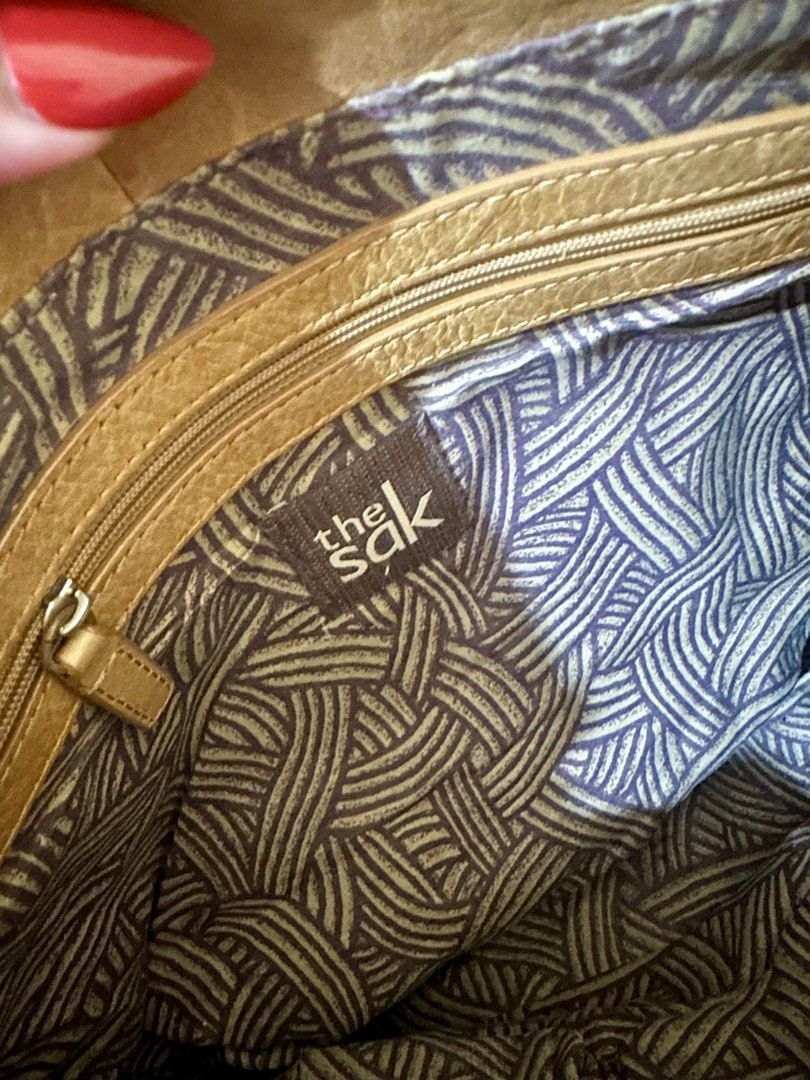 The Sak Brown Leather Shoulder Bag (Category: Shoulder Bags) located in General Trias. Submitted by amaetr_ (Listing ID 1464652258, Image 3). Description: - Brand: The Sak - Material: Brown Leather - Closure: Flap with magnetic snaps - Strap: Adjustable with chain details - Condition: Good, with some signs of wear on leather - Features: Spacious, perfect for essentials - RFS: Decluttering Location: General Trias, Cavite MOP: Gcash, Maya or Bank T
