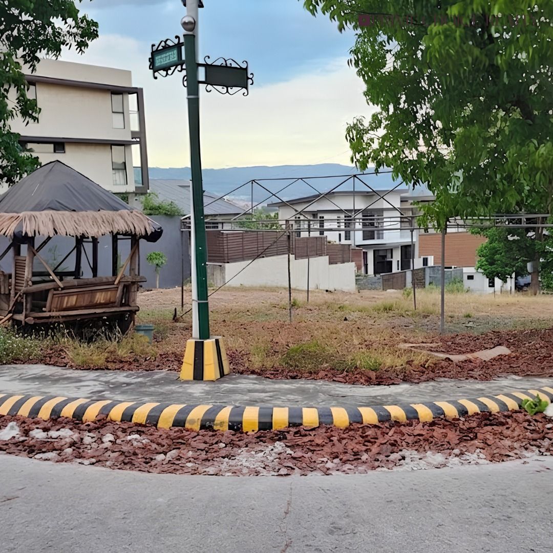 TIVOLI ROYALE – VACANT LOT (Category: Lot) located in Quezon City. Submitted by primechoicerealtyinc (Listing ID 1464641560, Image 3). Description: FOR SALE TIVOLI ROYALE – VACANT LOT Property Details: • Lot Area: 359 sqm • Corner Lot • Price per sqm: ₱150,000 Asking Price: ₱53,850,000 Contact us for more details and to schedule a viewing: +63917 162 8618.