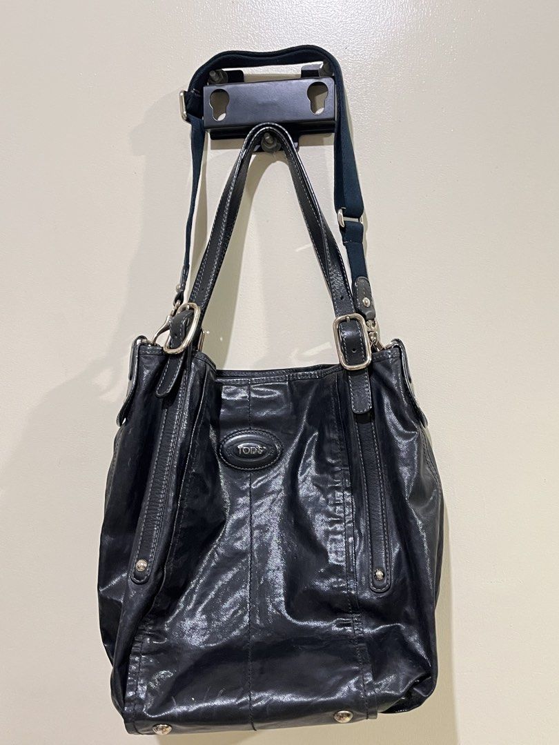 Tod’s G-Line Bag Sacca tote (Category: Luxury Bags & Wallets) located in Taguig. Submitted by lil.ac (Listing ID 1464590589, Image 1). Description: Authentic Coated canvas without cracks Leather straps without issues Worn as shoulder or cross body. Great for travel. Very roomy.