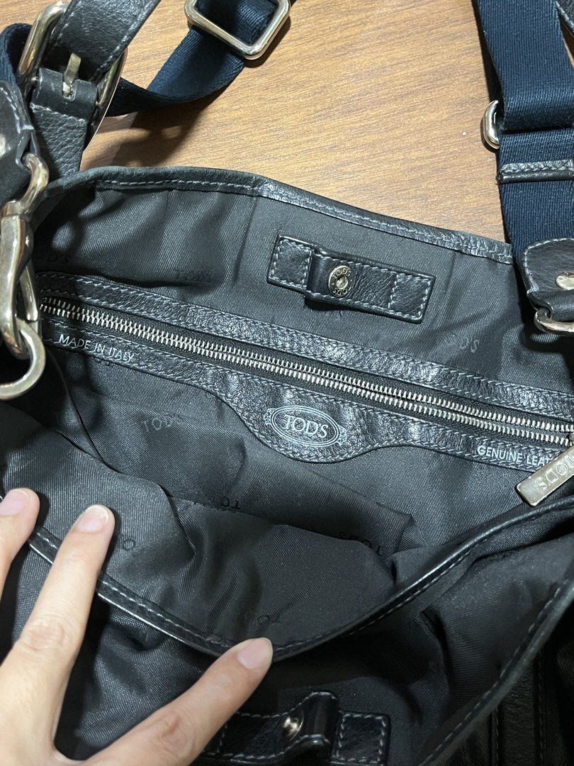 Tod’s G-Line Bag Sacca tote (Category: Luxury Bags & Wallets) located in Taguig. Submitted by lil.ac (Listing ID 1464590589, Image 3). Description: Authentic Coated canvas without cracks Leather straps without issues Worn as shoulder or cross body. Great for travel. Very roomy.