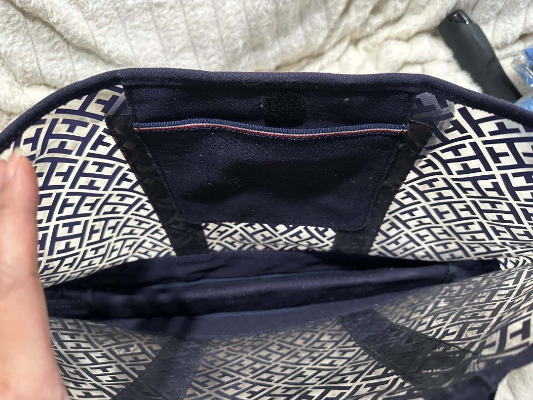 Tommy hilfiger (Category: Luxury Bags & Wallets) located in Quezon City. Submitted by brand_dyn3 (Listing ID 1464729676, Image 3). Description: tommy Hilfiger bag.