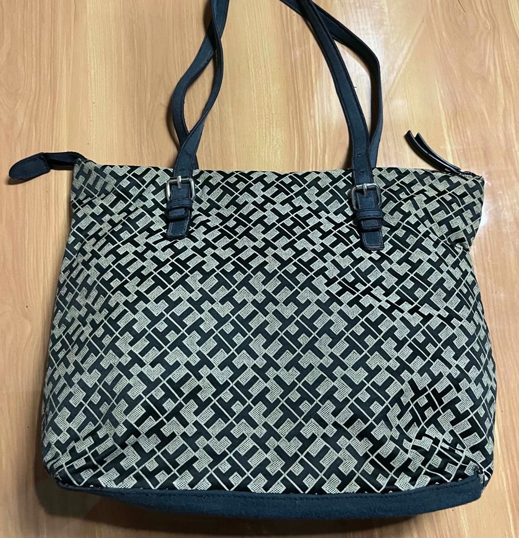 Tommy Hilfiger Signature Tote (Category: Tote Bags) located in Manila. Submitted by senggggg. (Listing ID 1464702813, Image 3). Description: good condition working zip no issue.