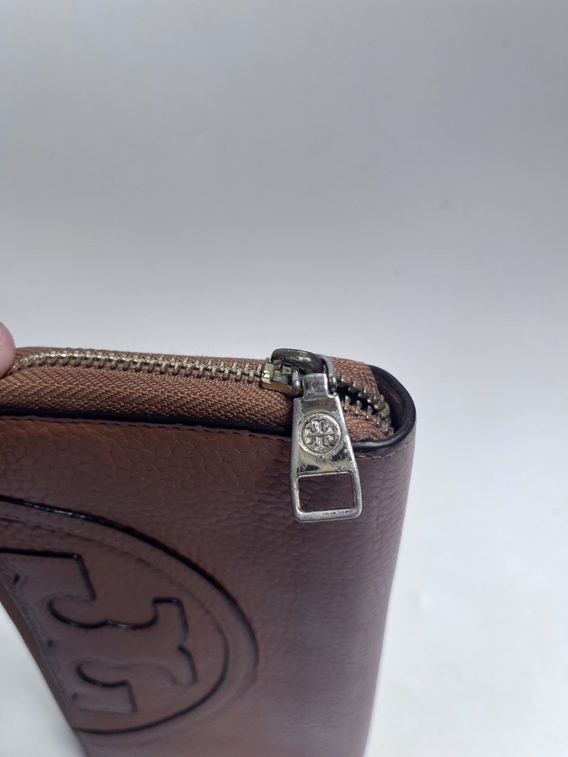 Tory Burch (Category: Wallets & Card holders) located in Dagupan City. Submitted by calmocean-f675cc (Listing ID 1464592663, Image 3). Description: Tory burch Long wallet Leather Authentic 1500 add sf .