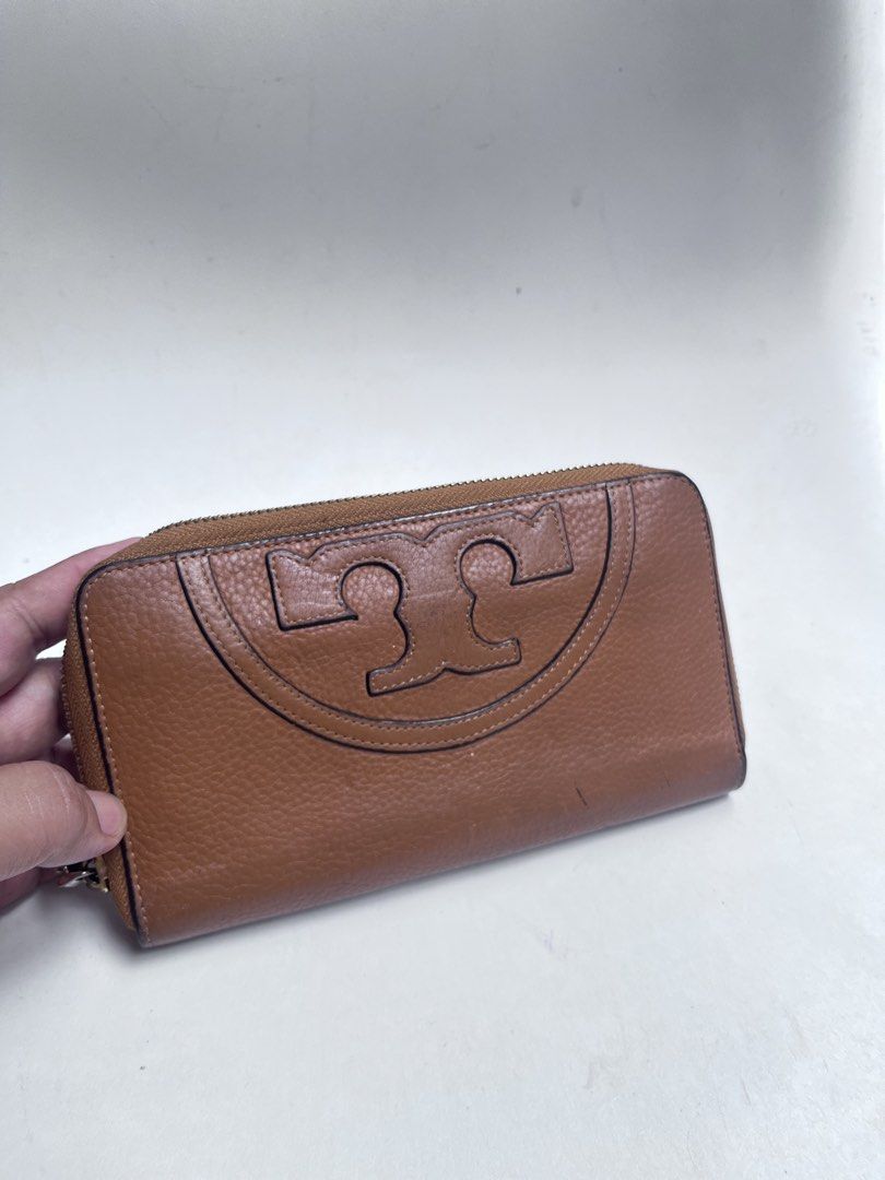Tory Burch (Category: Wallets & Card holders) located in Dagupan City. Submitted by calmocean-f675cc (Listing ID 1464592663, Image 2). Description: Tory burch Long wallet Leather Authentic 1500 add sf .