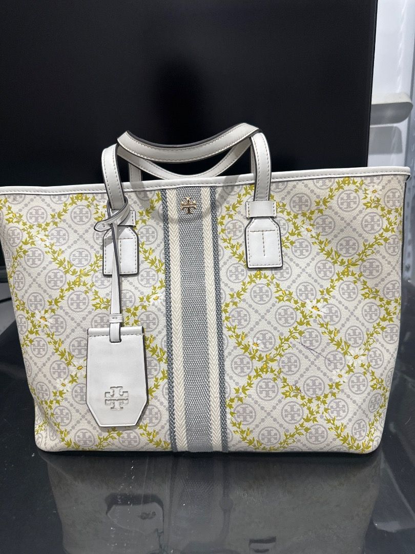 Tory Burch Bag (Category: Tote Bags) located in Quezon City. Submitted by fiercefire-c40c (Listing ID 1464650641, Image 1). Description: Original Tory Burch Used Bag No shoulder starp .