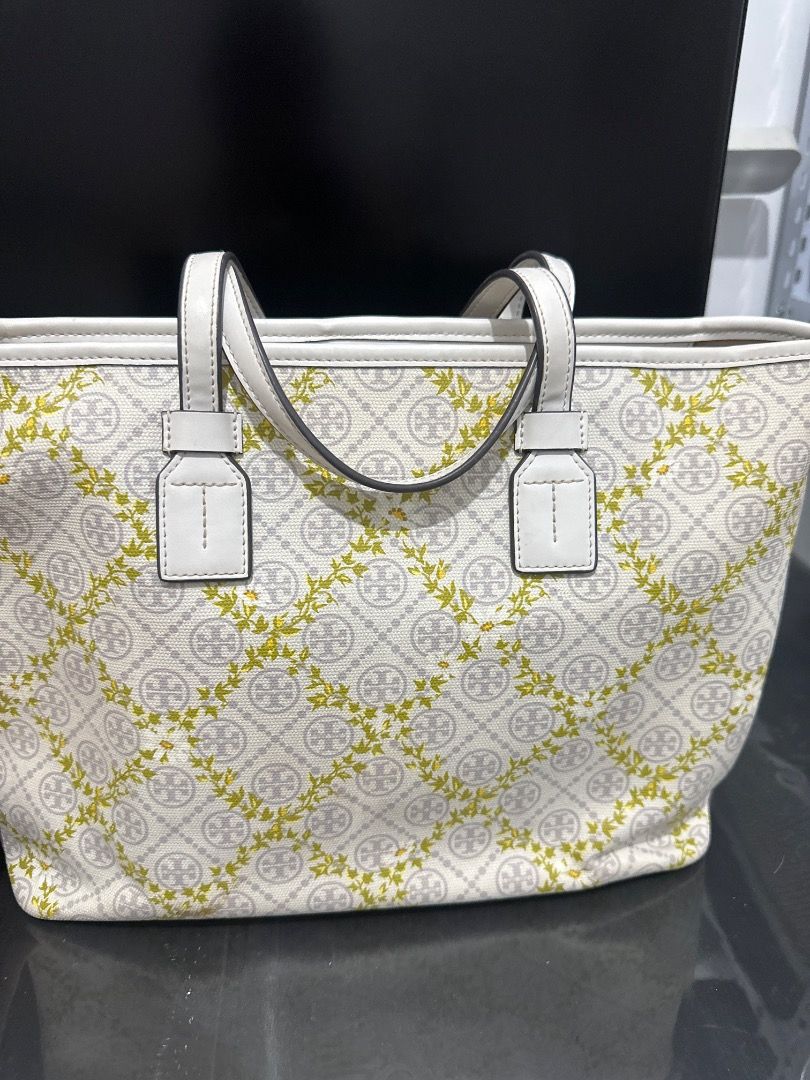 Tory Burch Bag (Category: Tote Bags) located in Quezon City. Submitted by fiercefire-c40c (Listing ID 1464650641, Image 3). Description: Original Tory Burch Used Bag No shoulder starp .