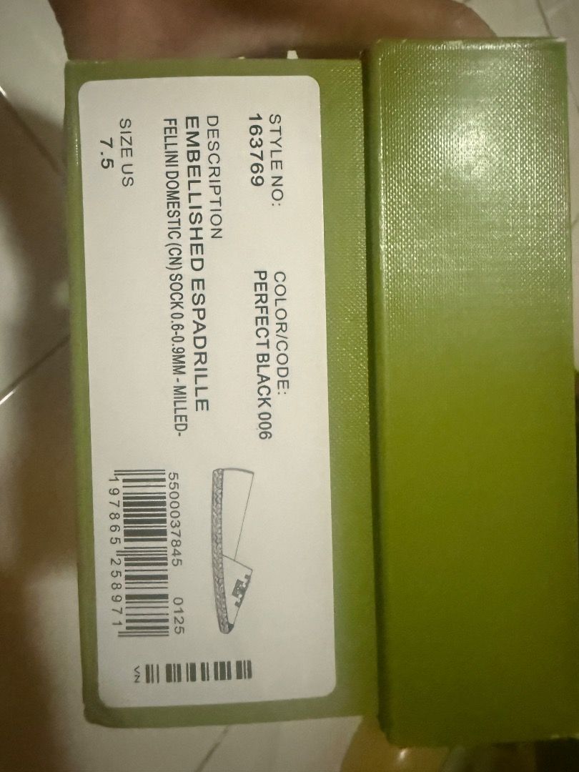 Tory Burch Embellished Espadrille (Category: Flats & Sandals) located in Caloocan City. Submitted by khaiersss (Listing ID 1464755550, Image 2). Description: Brand new authentic, bought from Canada Size 7.5 US.